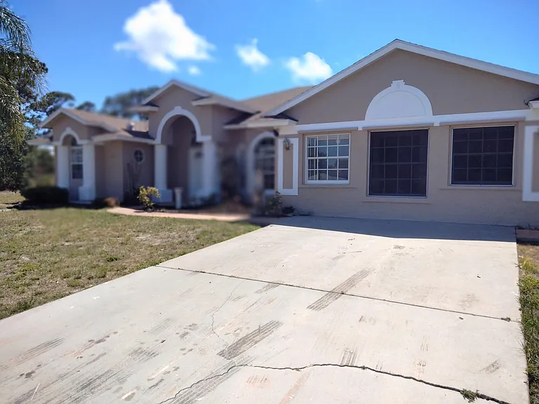 312 SW Buzby Ct — Photo 2