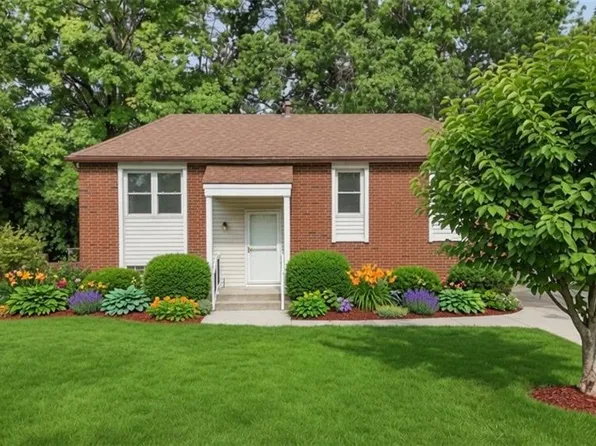 1021 NW Canterbury Rd, Blue Springs, MO 64015