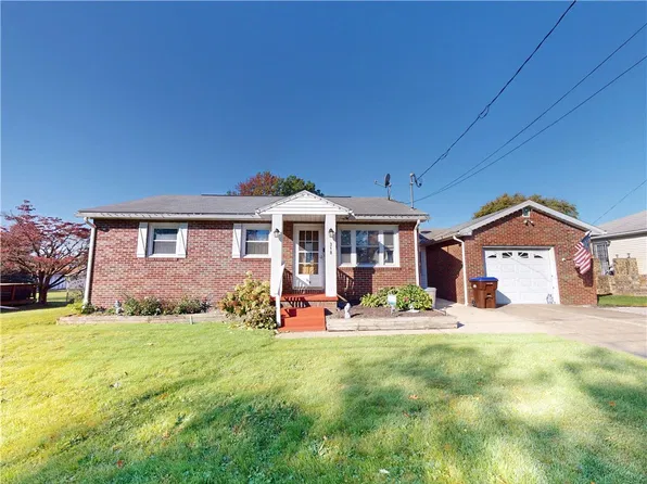 318 Beechwood Ave, Farrell, PA 16121