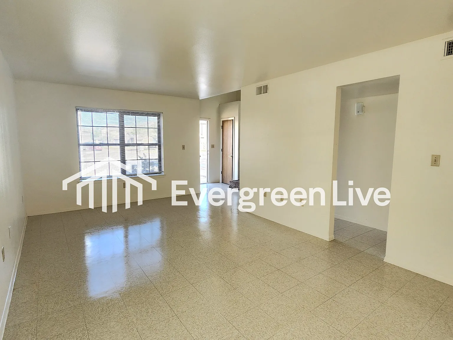 4 bed, 2.5 bath, 1390 sqft, $1,345 — Photo 4