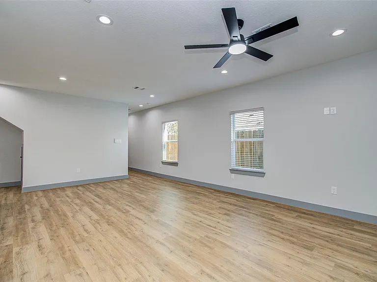 835 S Victory Dr — Photo 8