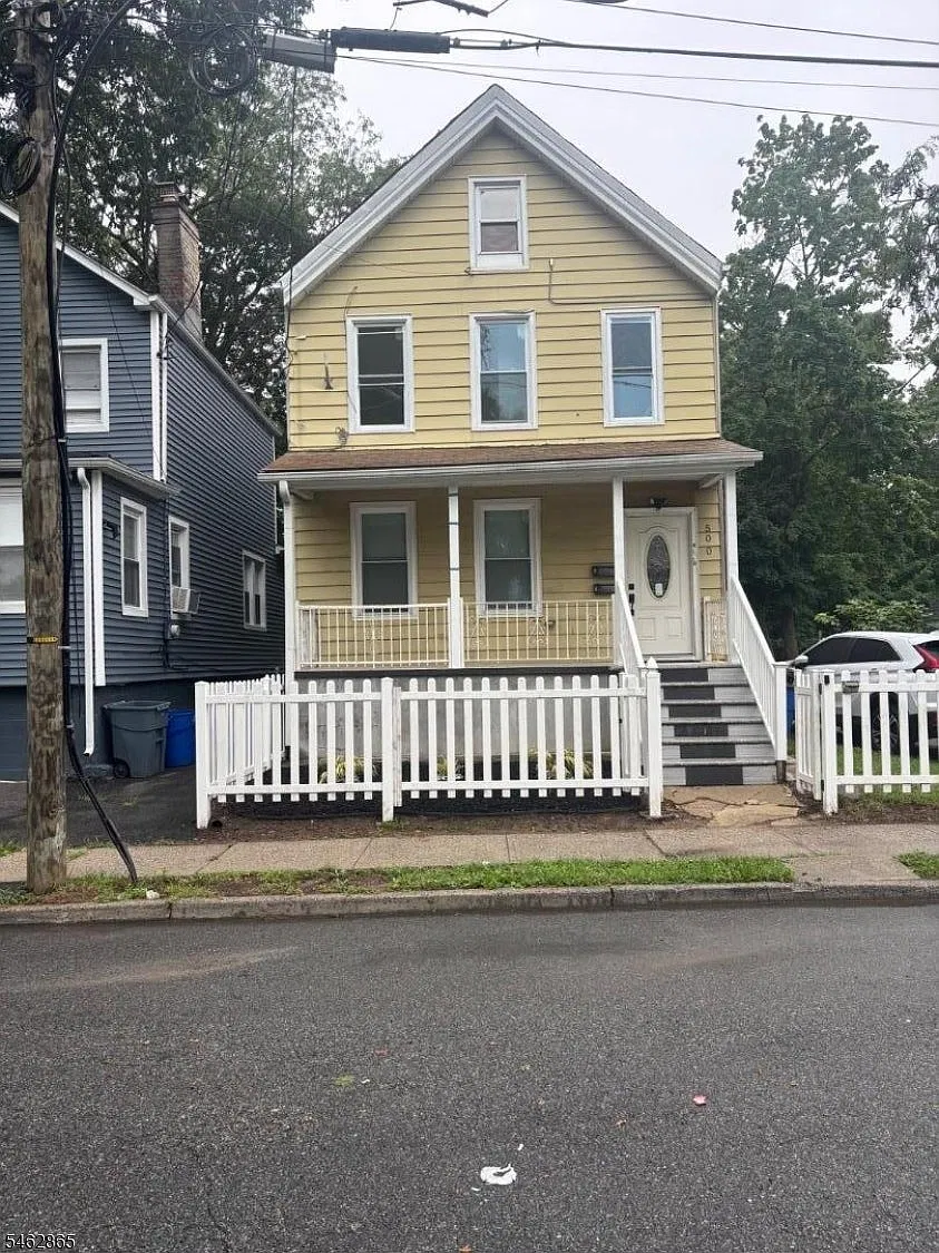 3 bed, 1.0 bath, $2,200 — Photo 1