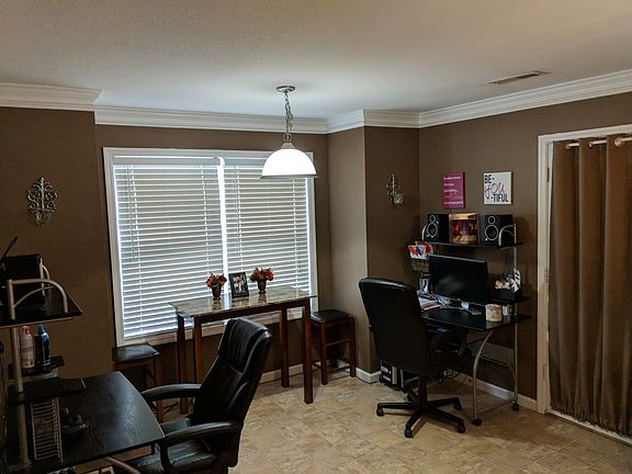Eat-in kitchen with island