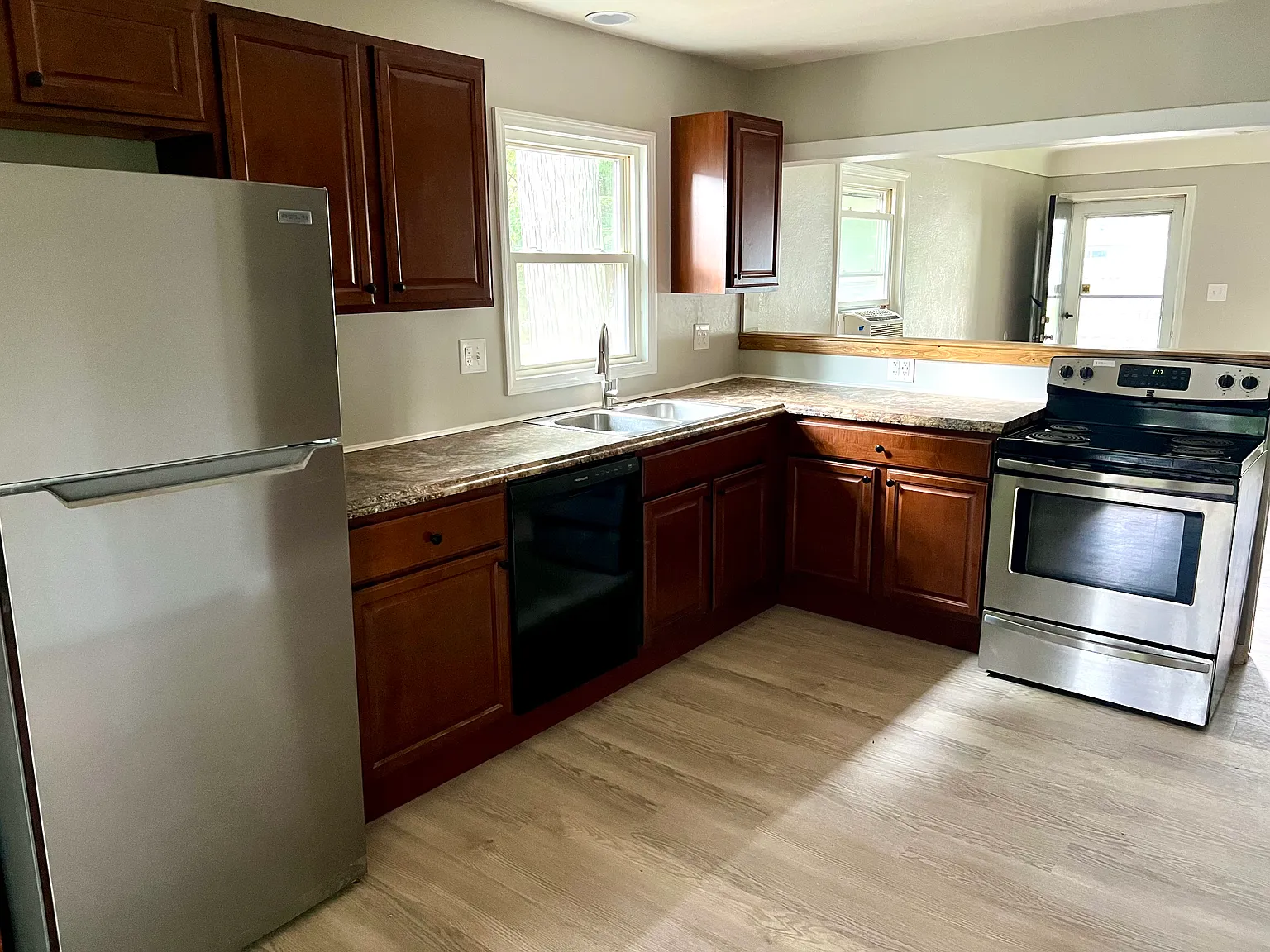 2 bed, 928 sqft, $1,350 — Photo 3