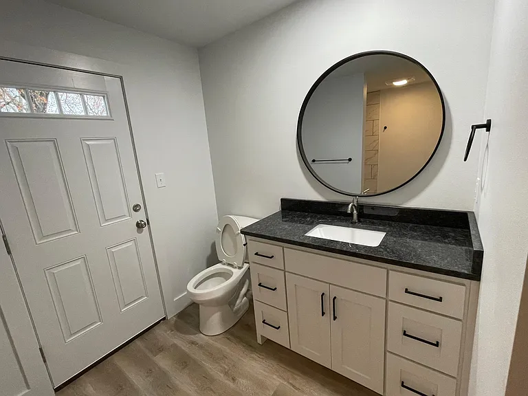600 E Market Ave #1 — Photo 9