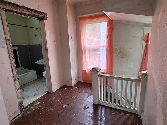 5th image of 103 Moreland St