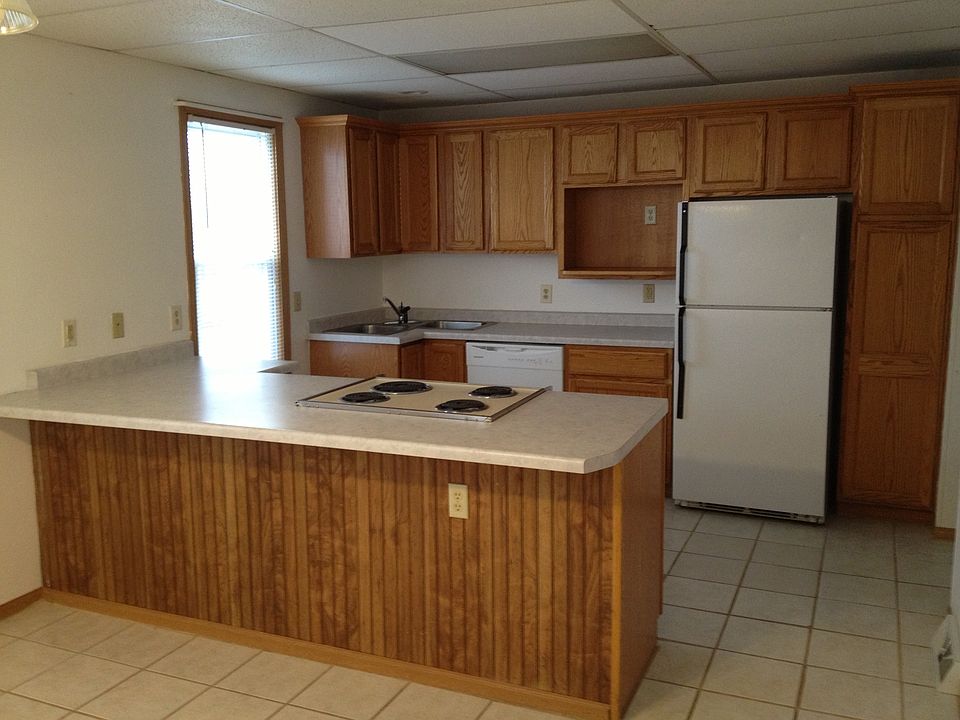 spacious kitchen, breakfast bar open to dining