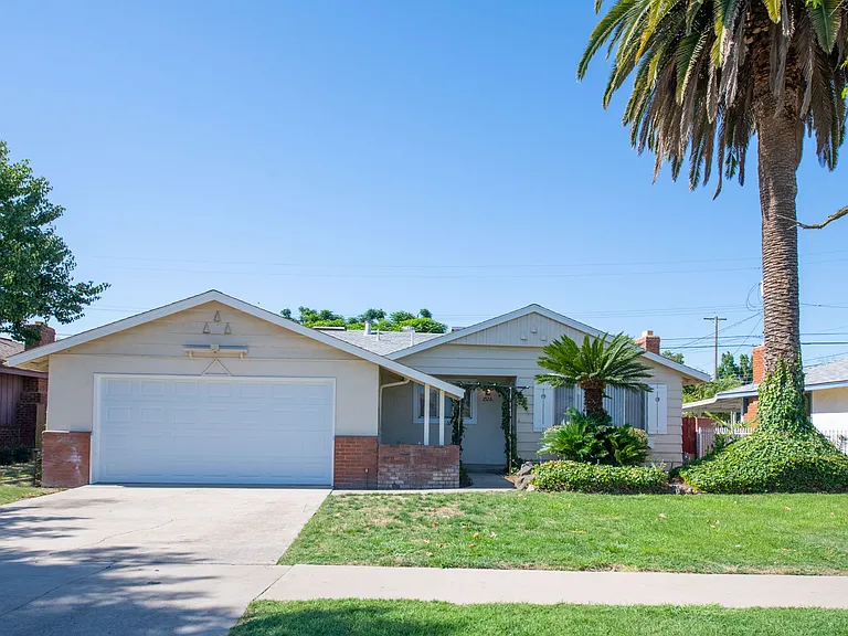 2526 E Hampton Way — Photo 1