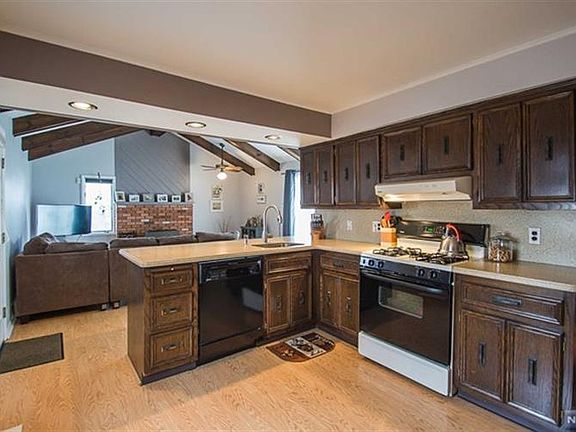 3rd image of 8-27 Oak St #1X