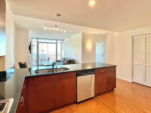 5th image of 1515 S Prairie Ave Unit 707