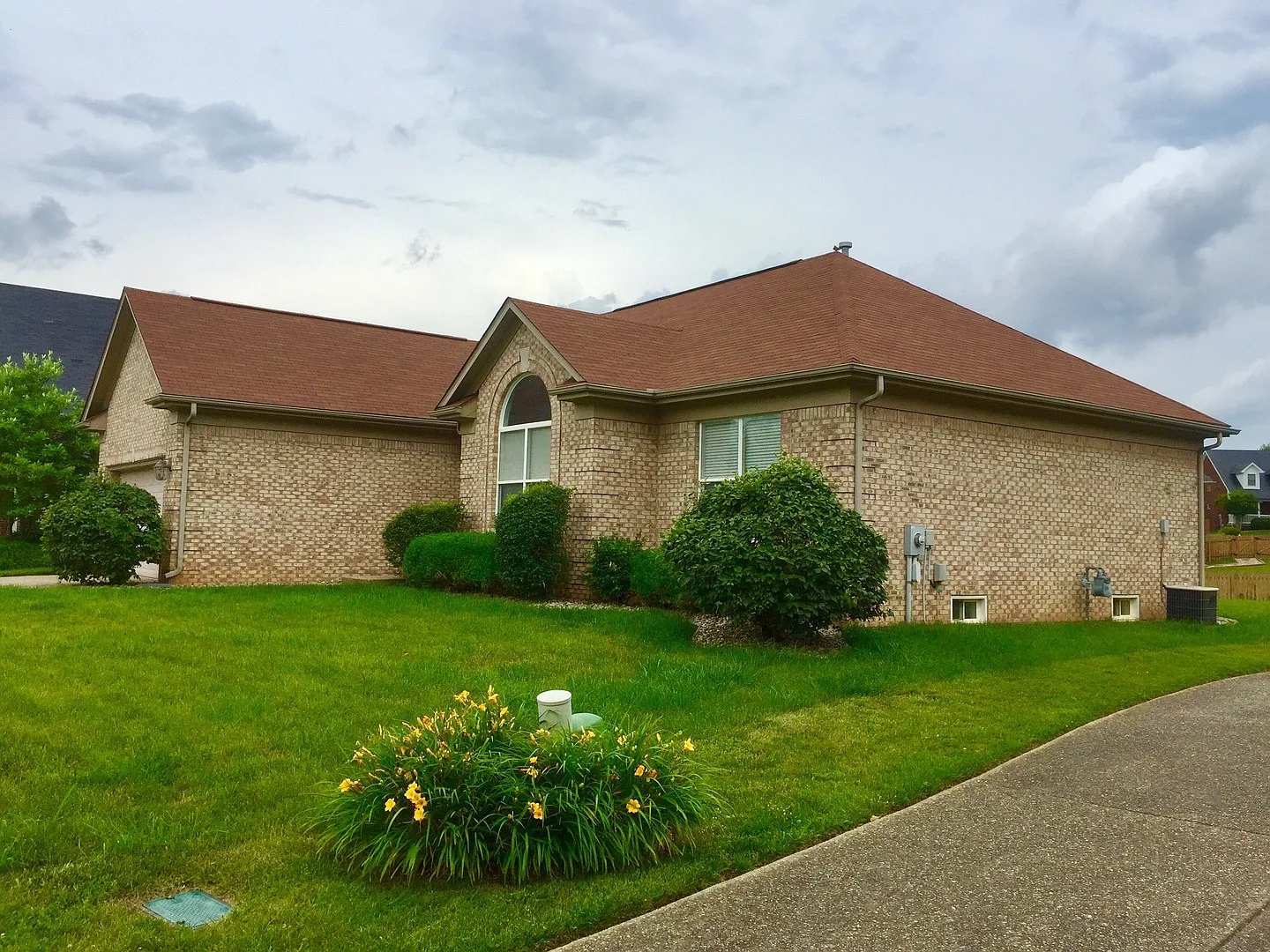 Wonderful 3 bed, 2.5 Bath home with back yard! — Photo 3