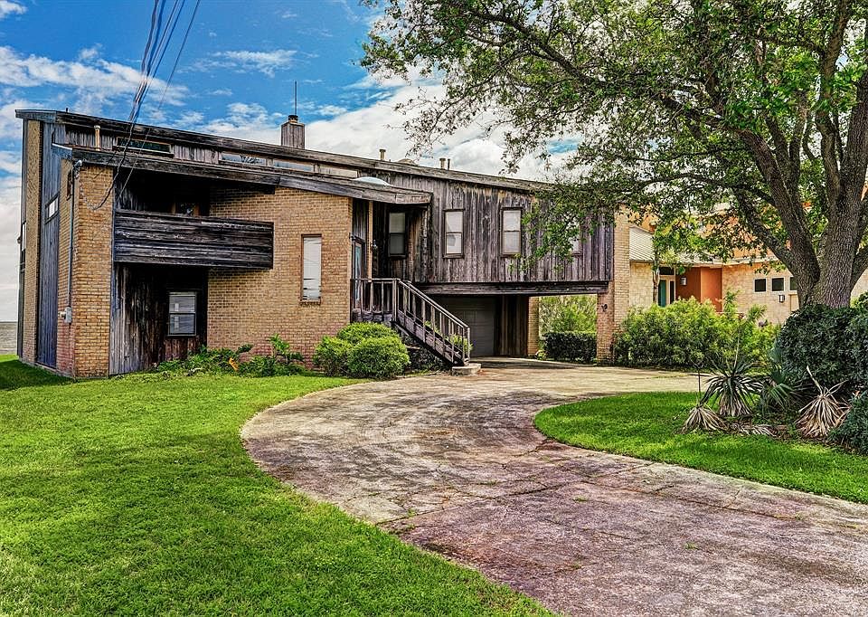 1st image of 200 Bay Colony Dr