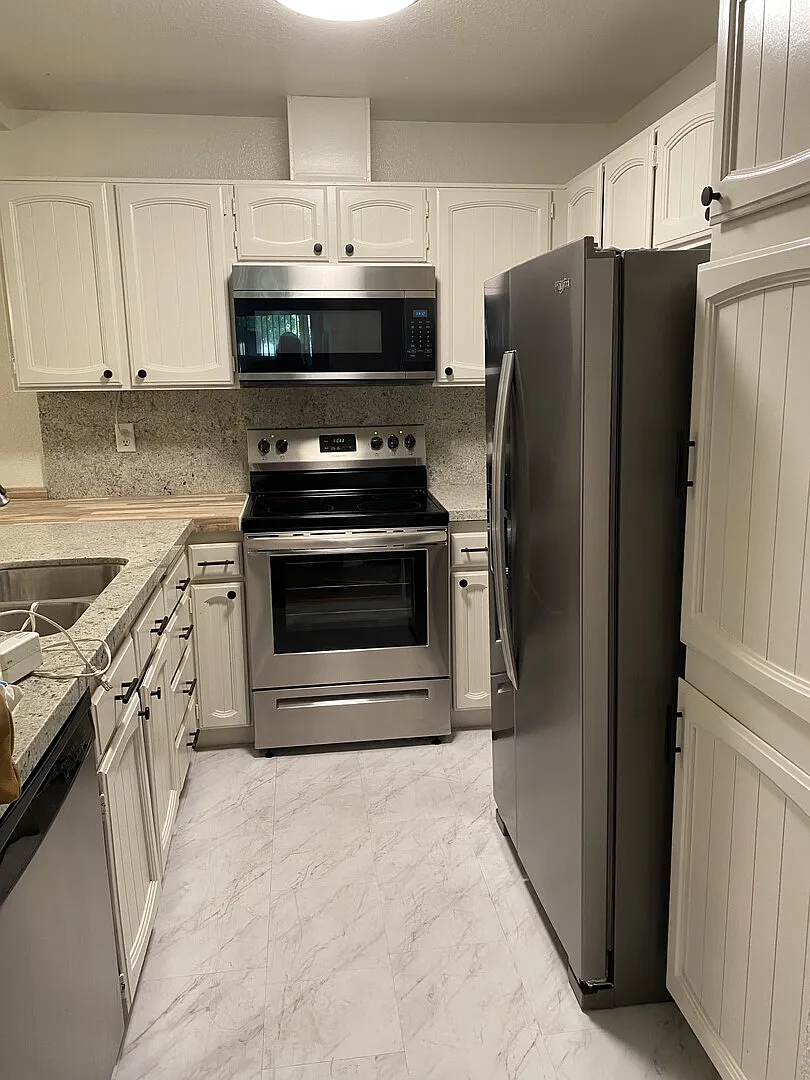 Modesto gated 2 Bdrm/2 Ba unit nr shopping, eateries, in unit washer — Photo 2