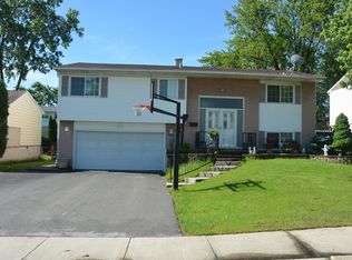 9071 Forest Dr, Hickory Hills, IL