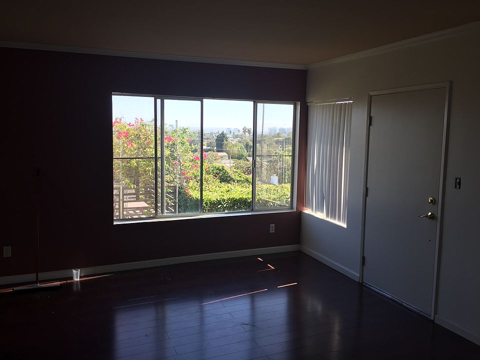 Entry/Living Room