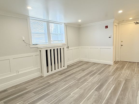 3rd image of 1518 University Ave W #2