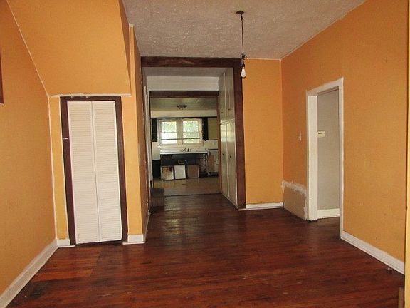 3rd image of 2906 Bradley Cir