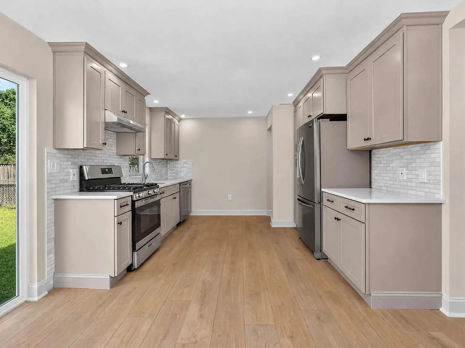 2 bed, 1045 sqft, $2,200 — Photo 2