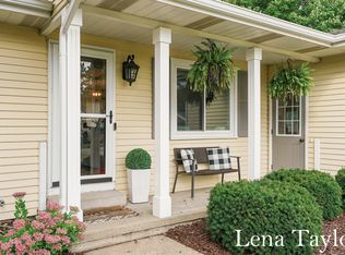 2169 Oak Hollow Dr, Jenison, MI 49428