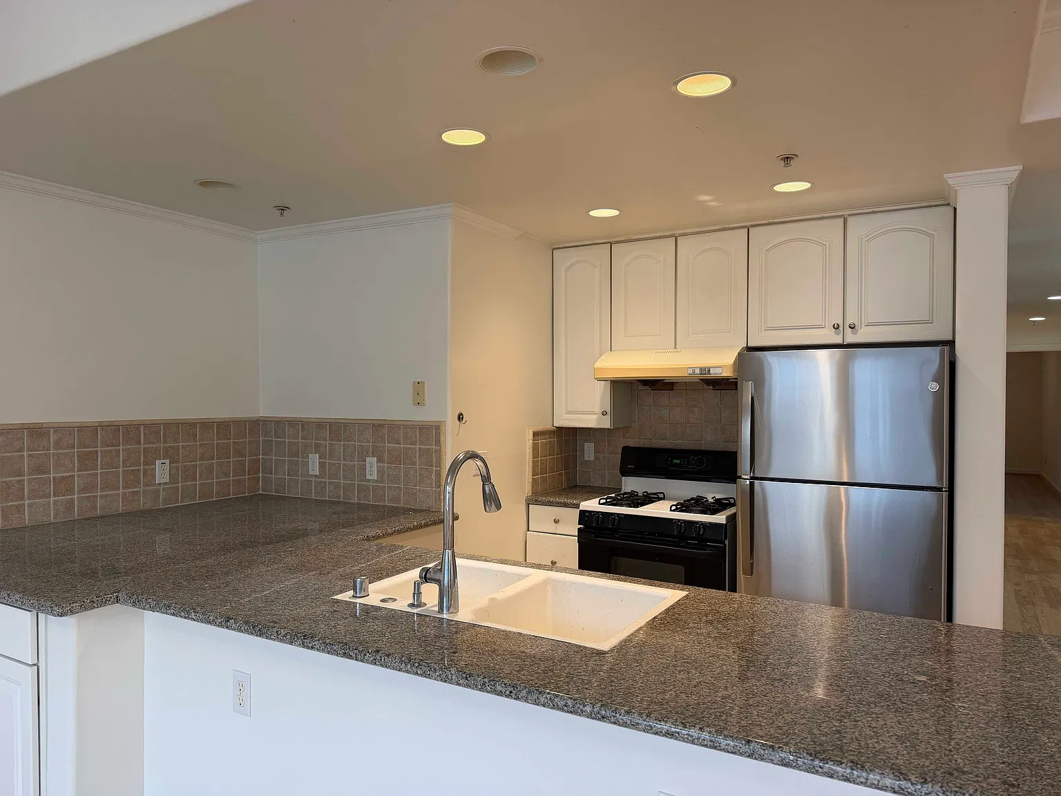 3 bed, 2.0 bath, 1341 sqft, $7,500 — Photo 2
