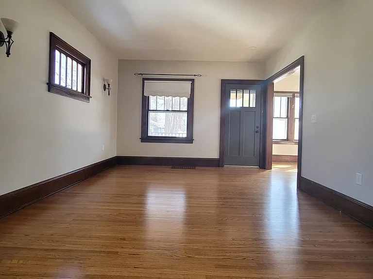 906 Indiana Ave — Photo 4