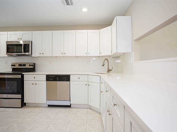 5th image of 40 Maplewood Ct