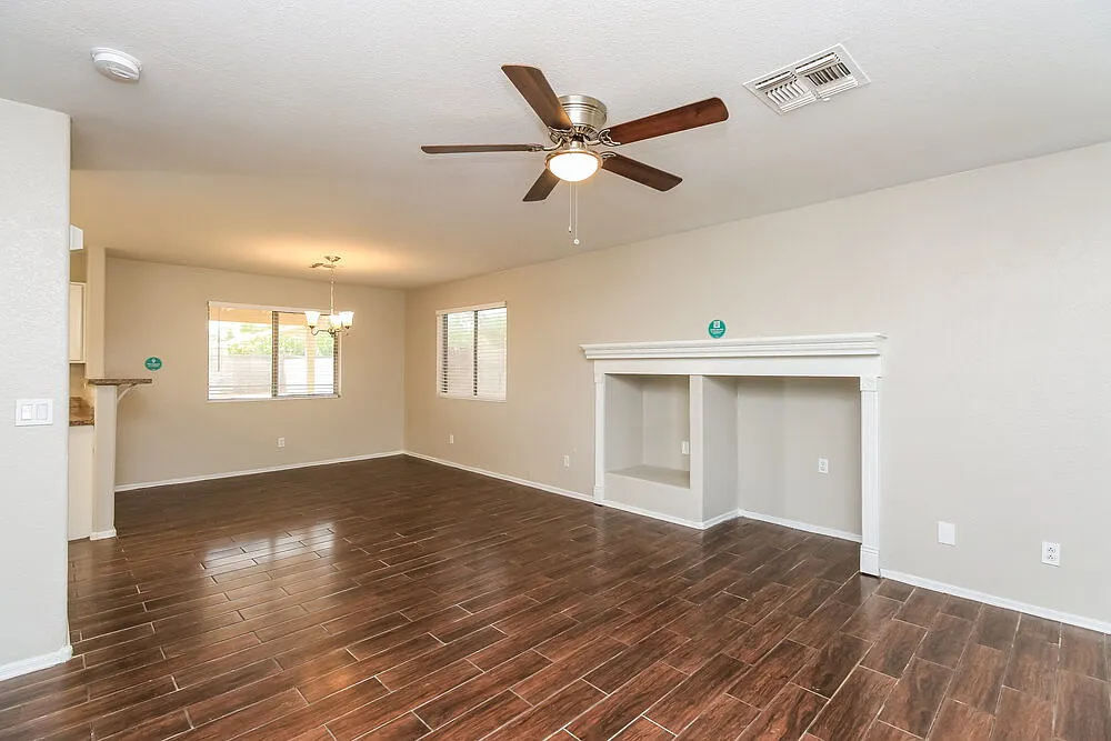 4 bed, 2.5 bath, 1883 sqft, $1,915 — Photo 4