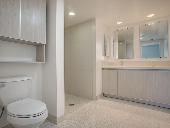 3rd image of 1539 Beloit Ave Penthouse 7-SMARTROOM1