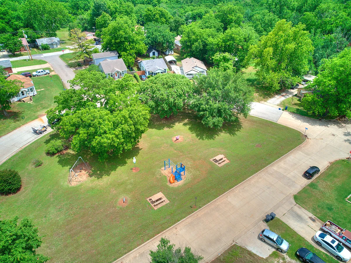 Park in front - 5 Park Dr