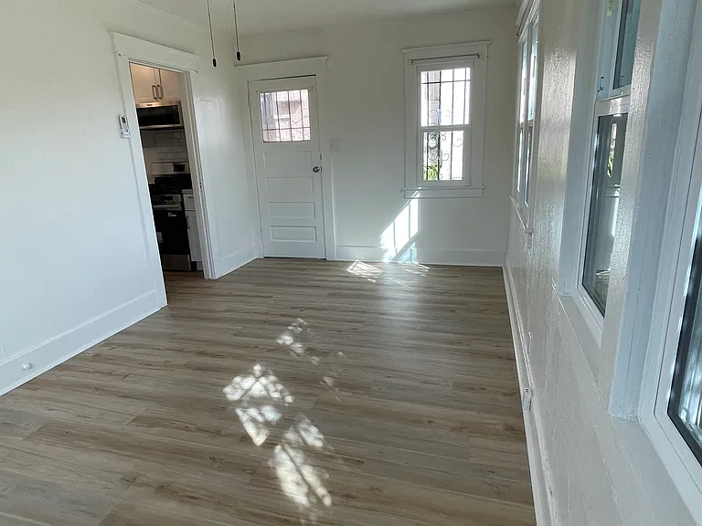 515 N Burlington Ave — Photo 15