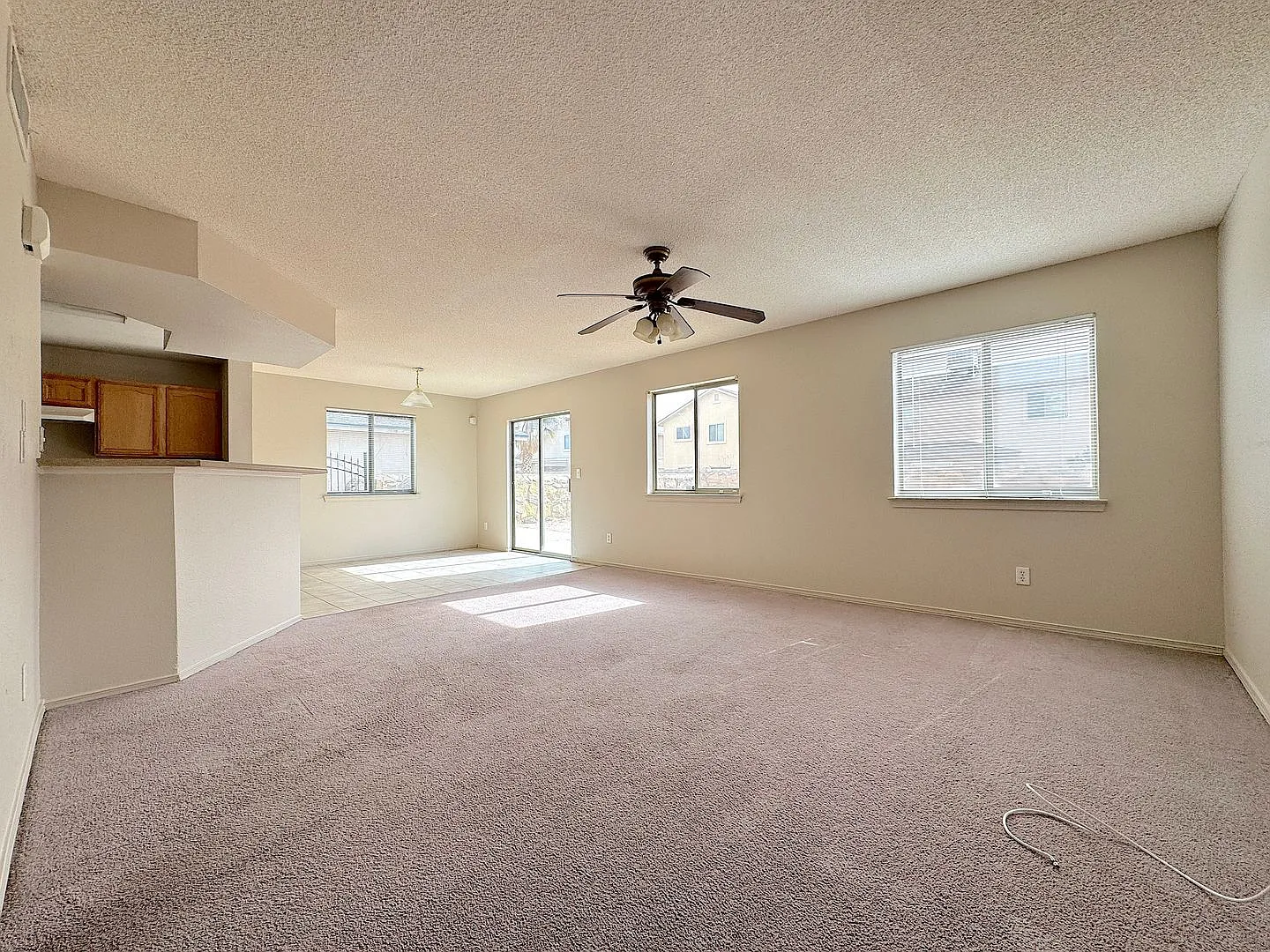 East El Paso 4bed/2.5Bath Refrig A/C w/Loft! — Photo 3