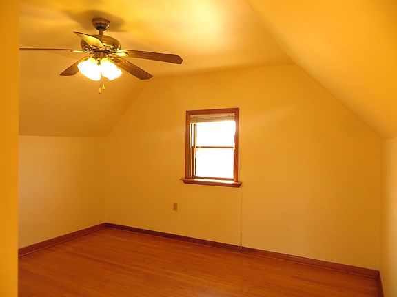 3rd image of 519 12th Ave W #1/2