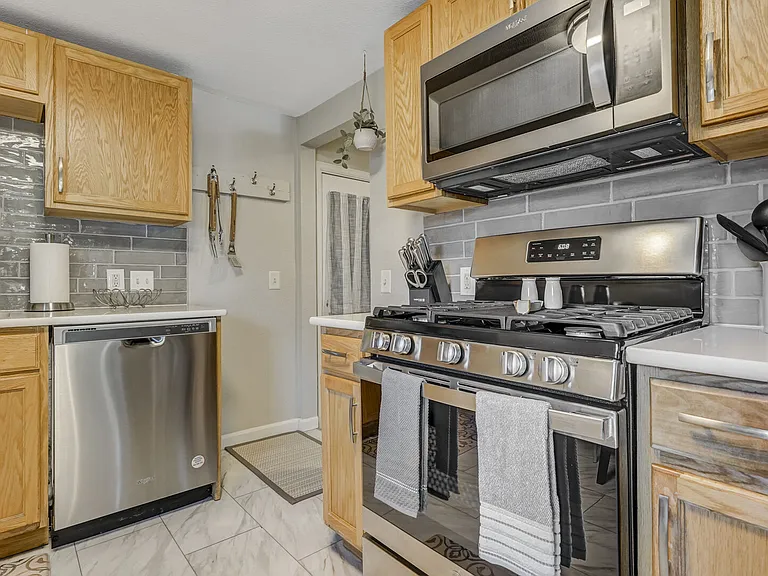 Small but well stocked kitchen with all your cooking needs
