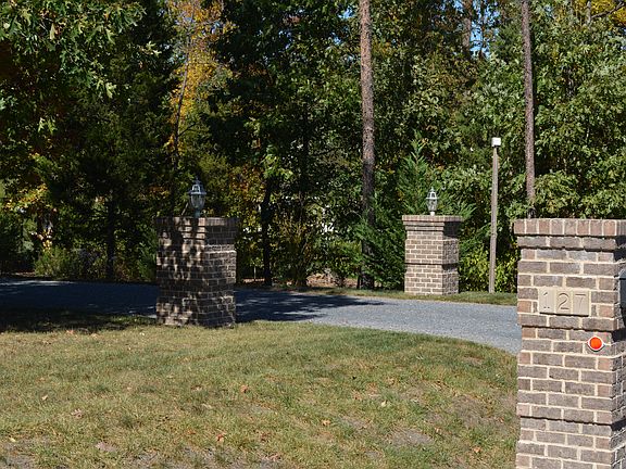 3rd image of 127 Thomas Dr