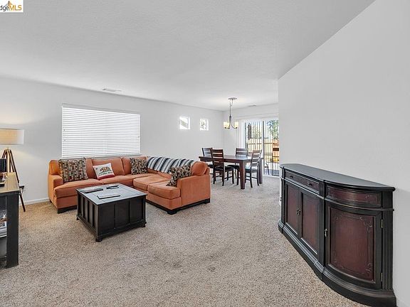 4th image of 981 Country Ln