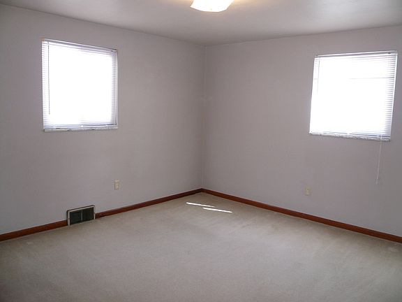 4th image of 7812 Oak St Floor 2