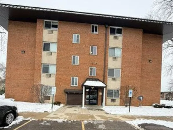 2230 S Goebbert Rd #13, Arlington Heights, IL 60005