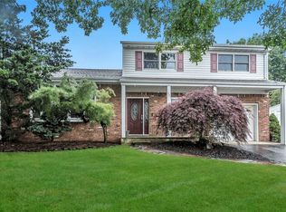 96 Kings Walk, Massapequa Park, NY 11762
