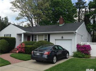 21 Newmarket Rd, Syosset, NY 11791