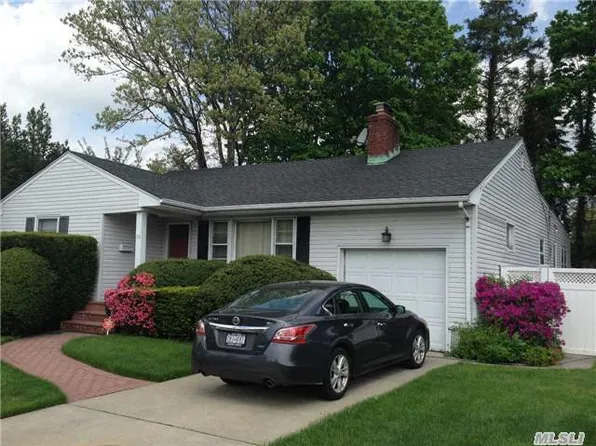 21 Newmarket Rd, Syosset, NY 11791