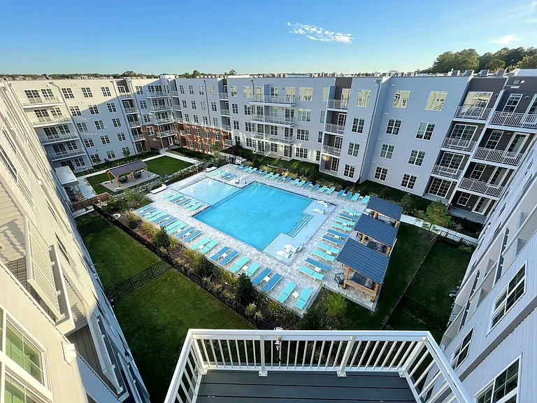 Triton Glen Oasis: Poolside Courtyard Retreat