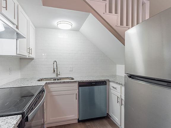 5th image of 221 Skyland Dr #B