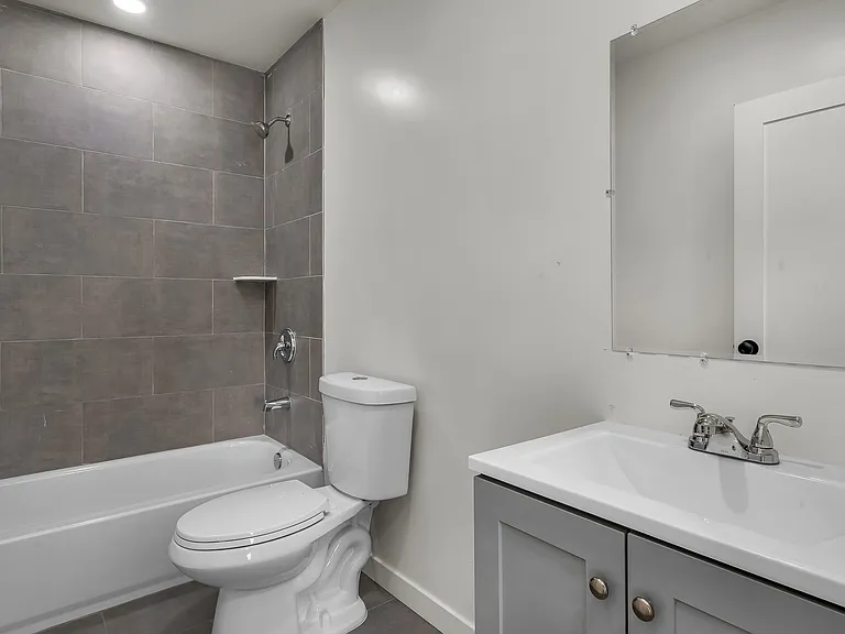 5846 1/2 Denver Ave #A — Photo 5