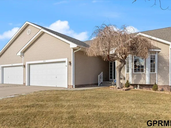 9232 Hillcrest Dr, La Vista, NE 68128