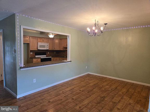 4th image of 160 Hughes Ave