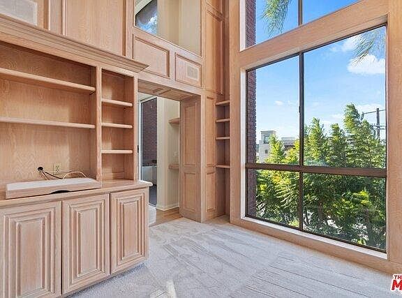 5th image of 410 S Barrington Ave APT 401
