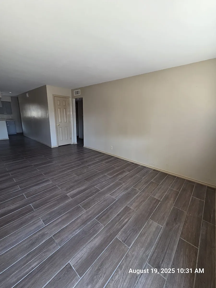 Building Photo - 605 E Bustamante St #12