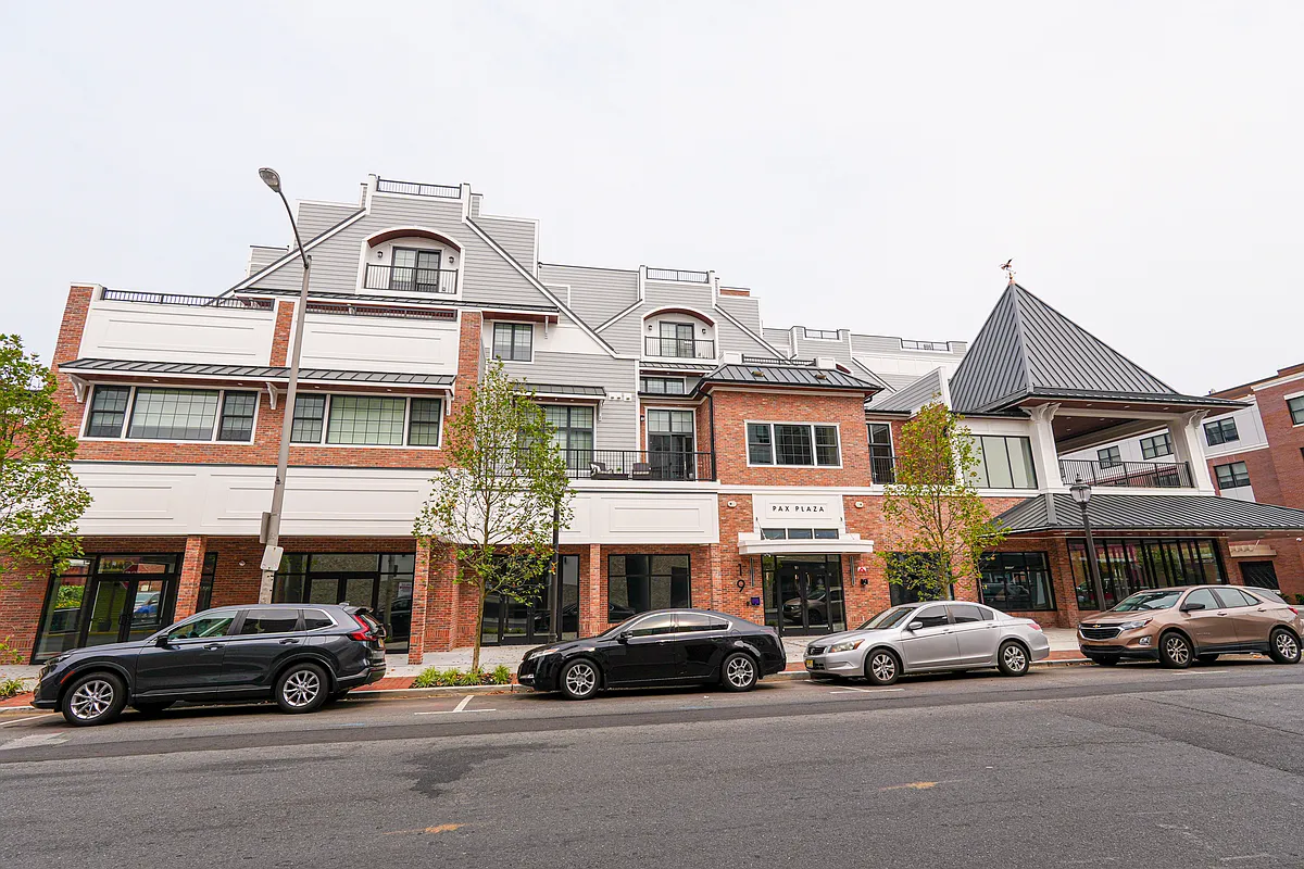 Building Photo - Pax Plaza