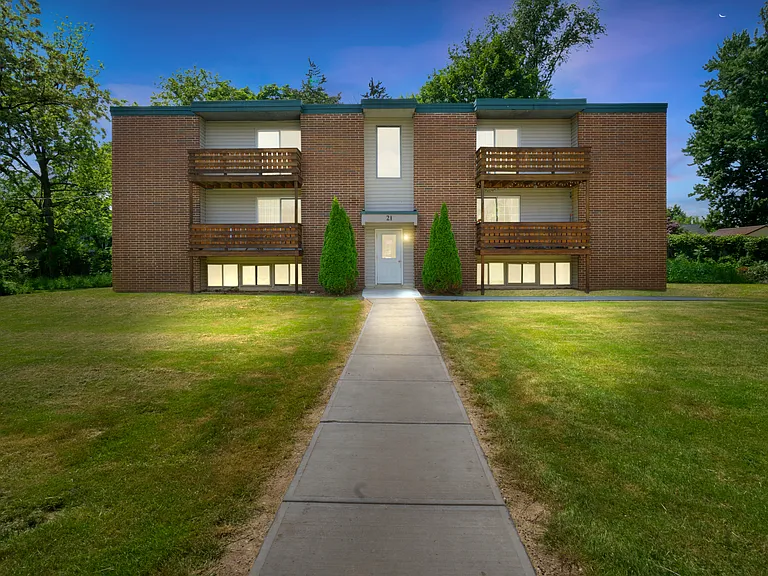 Clay Court Apartments — Photo 36