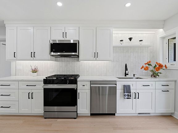 3rd image of 507 N Hamlin Ave